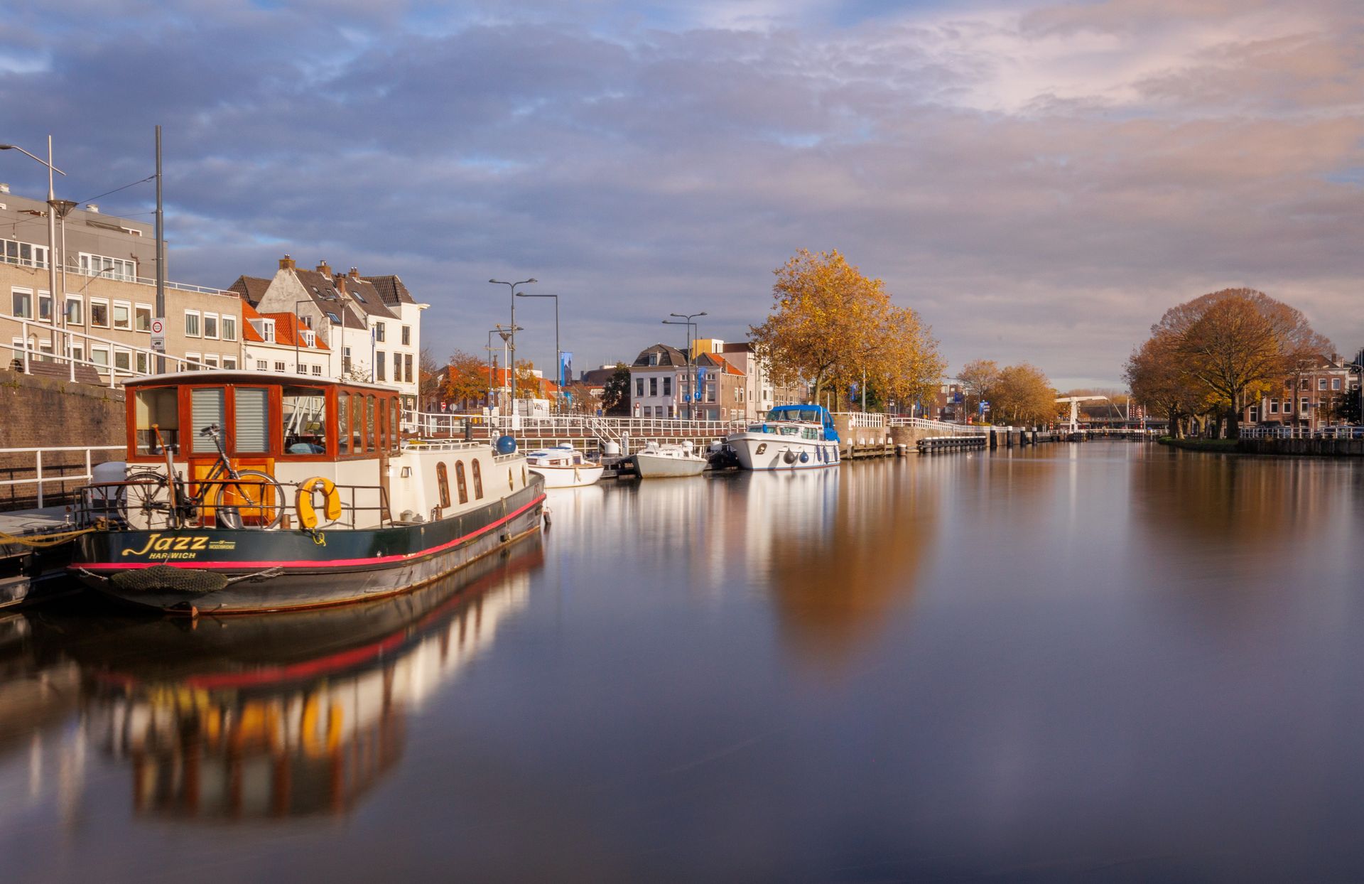 Gracht in Delft met boten en herfstbomen